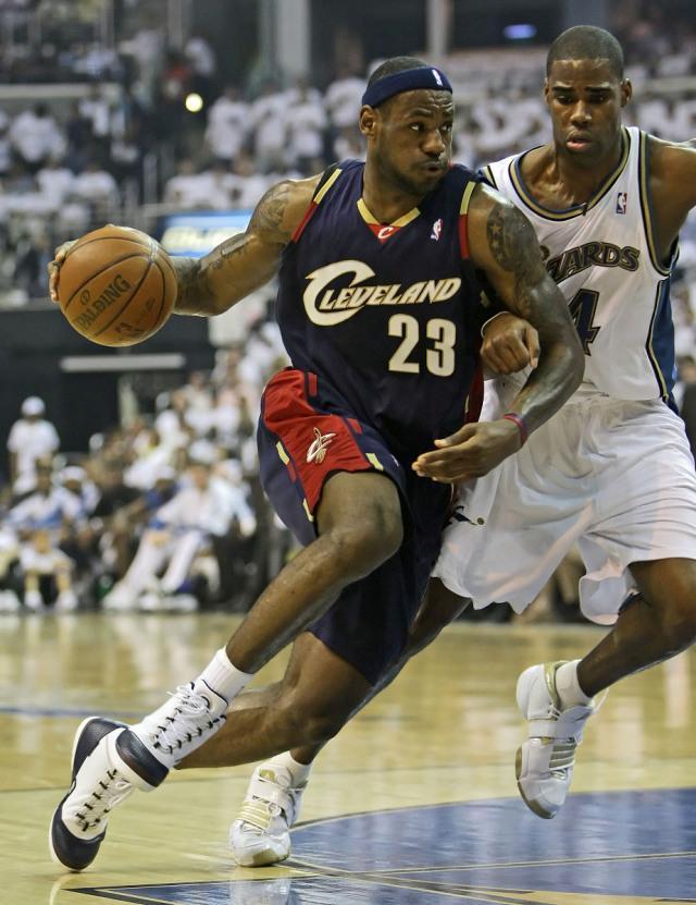  勒沃库森迎CBA季后赛关键赛窗口期斯图加特备战足总杯，连对手都承认：詹姆斯连续十五场比赛得分超过大比分领先