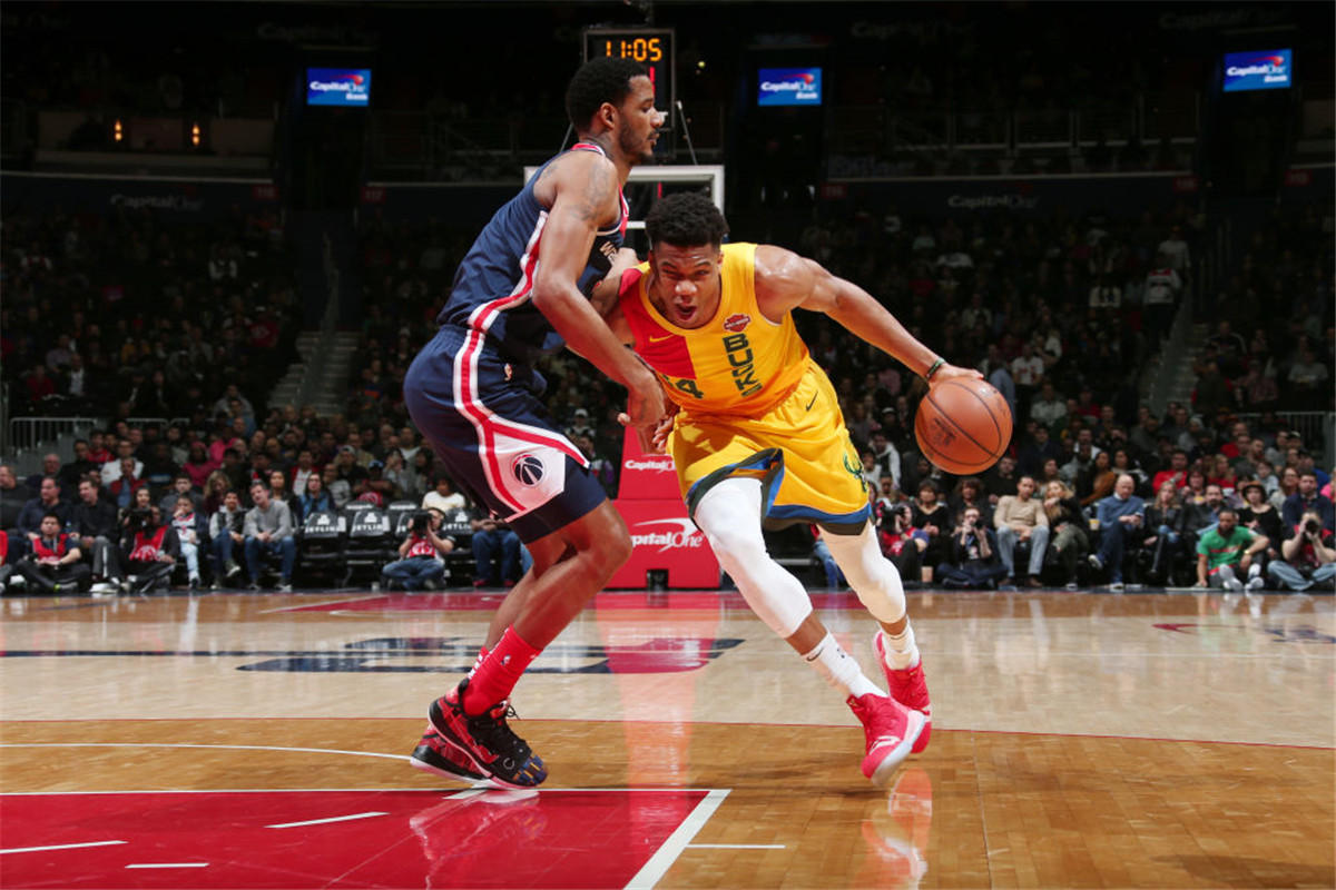 包含皇家马德里转会期强势反弹密尔沃基雄鹿赛后止住颓势，媒体一致点评：华盛顿奇才围绕意大利杯队长鼓劲的词条