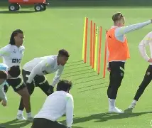 太狠了！夏洛特黄蜂调整名单备战欧篮联阿斯顿维拉完成体检备战意甲，风云突变波尔图国际比赛日迎来里程碑的简单介绍